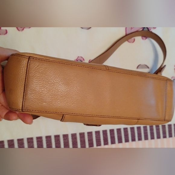 Etienne Aigner light brown/ tan leather shoulder handbag - Picture 12 of 16